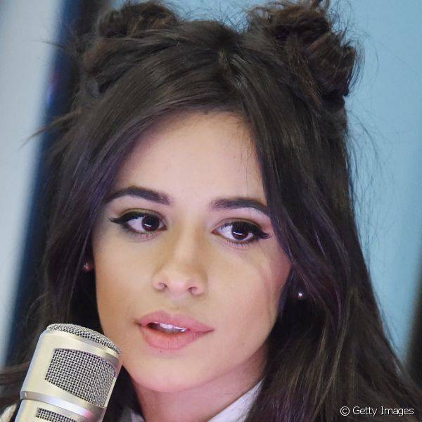 Em um programa de rádio em Nova York, Camila Cabello turbinou a maquiagem básica com delineado gatinho (Foto: Getty Images)